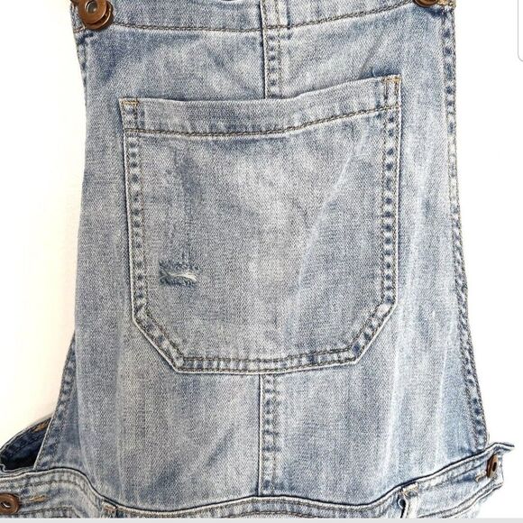 Forever 21 Womens Overall Shorts Size 29 Rolled Up Jean Light Wash Distressed - Picture 8 of 12
